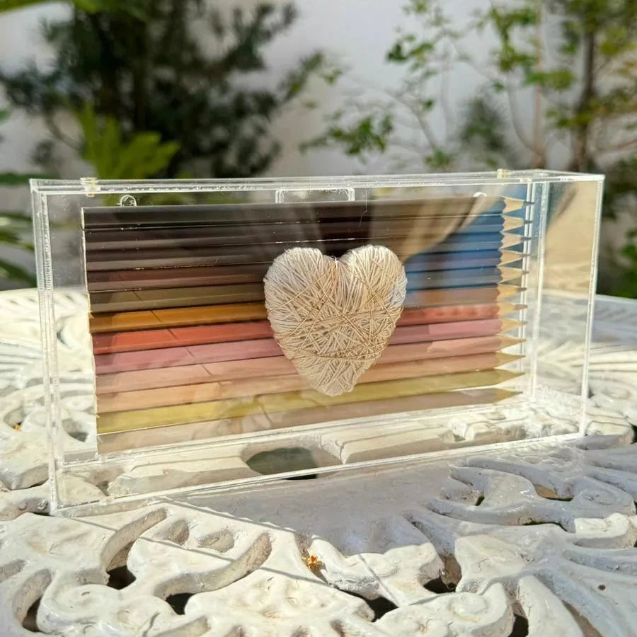 Escultura Lápis de Amor na caixa de acrílico
