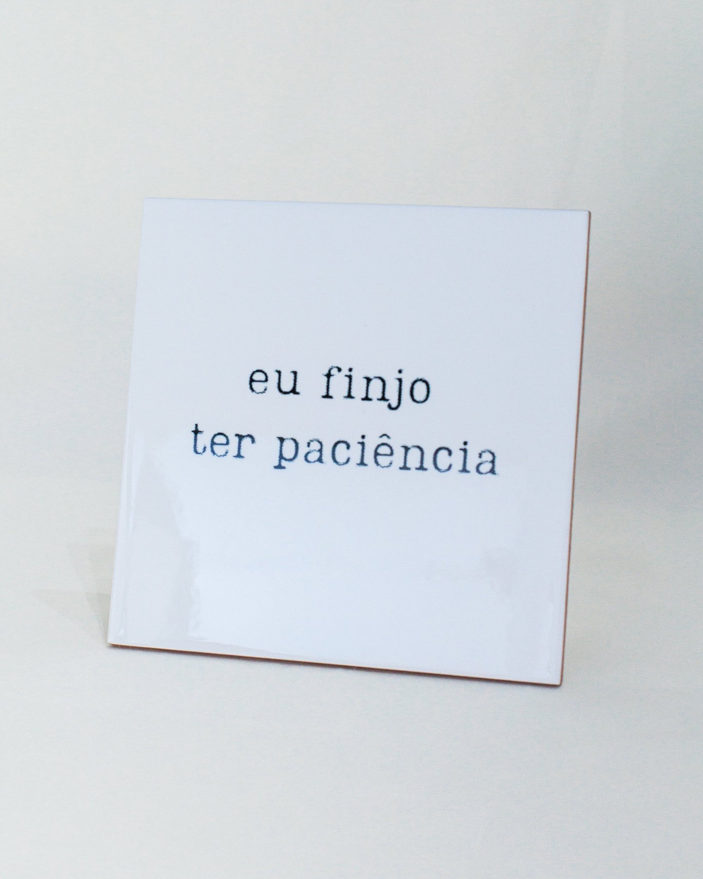 Azulejo decorativo 'eu finjo ter paciência'