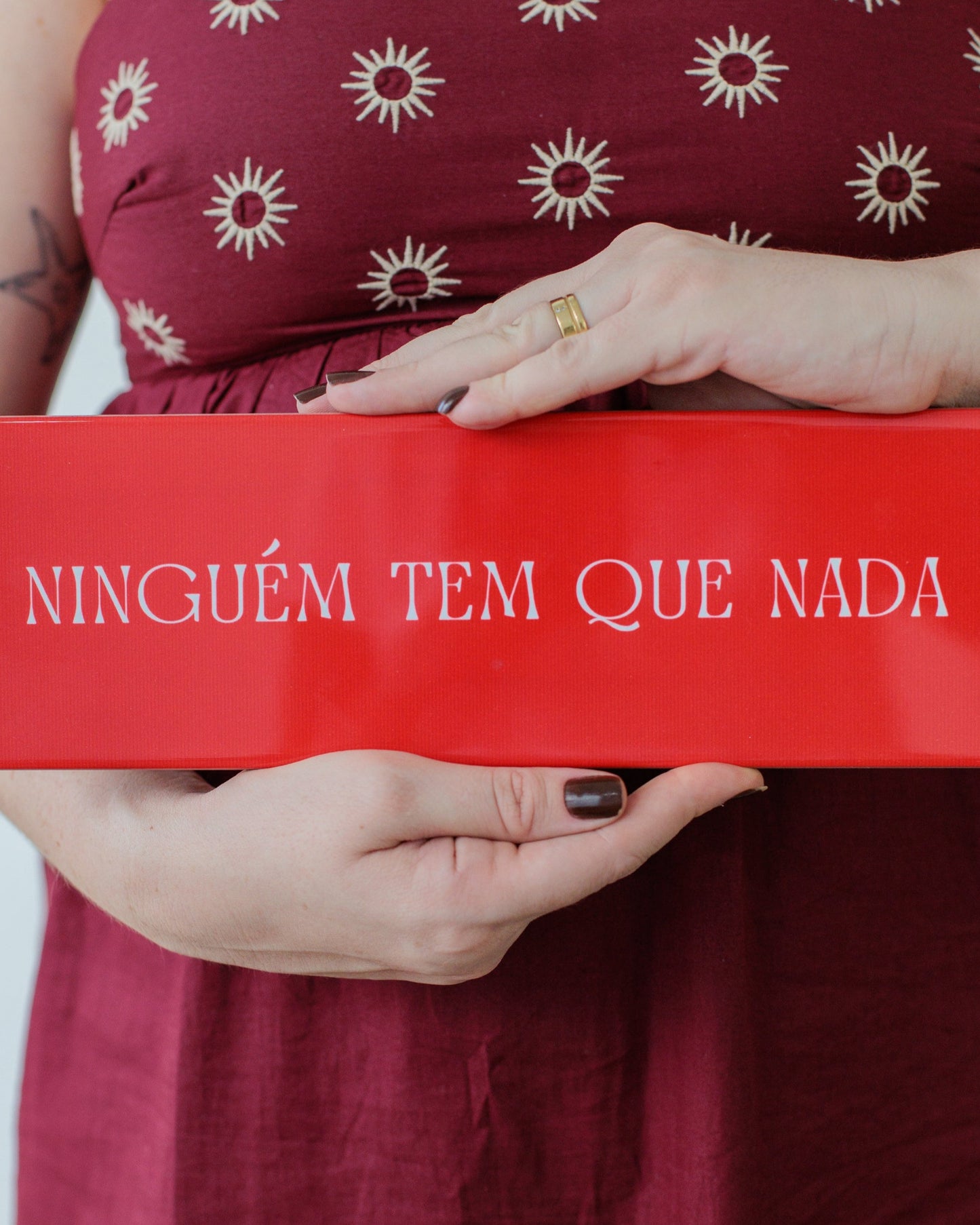Azulejo decorativo 'ninguém tem que nada'