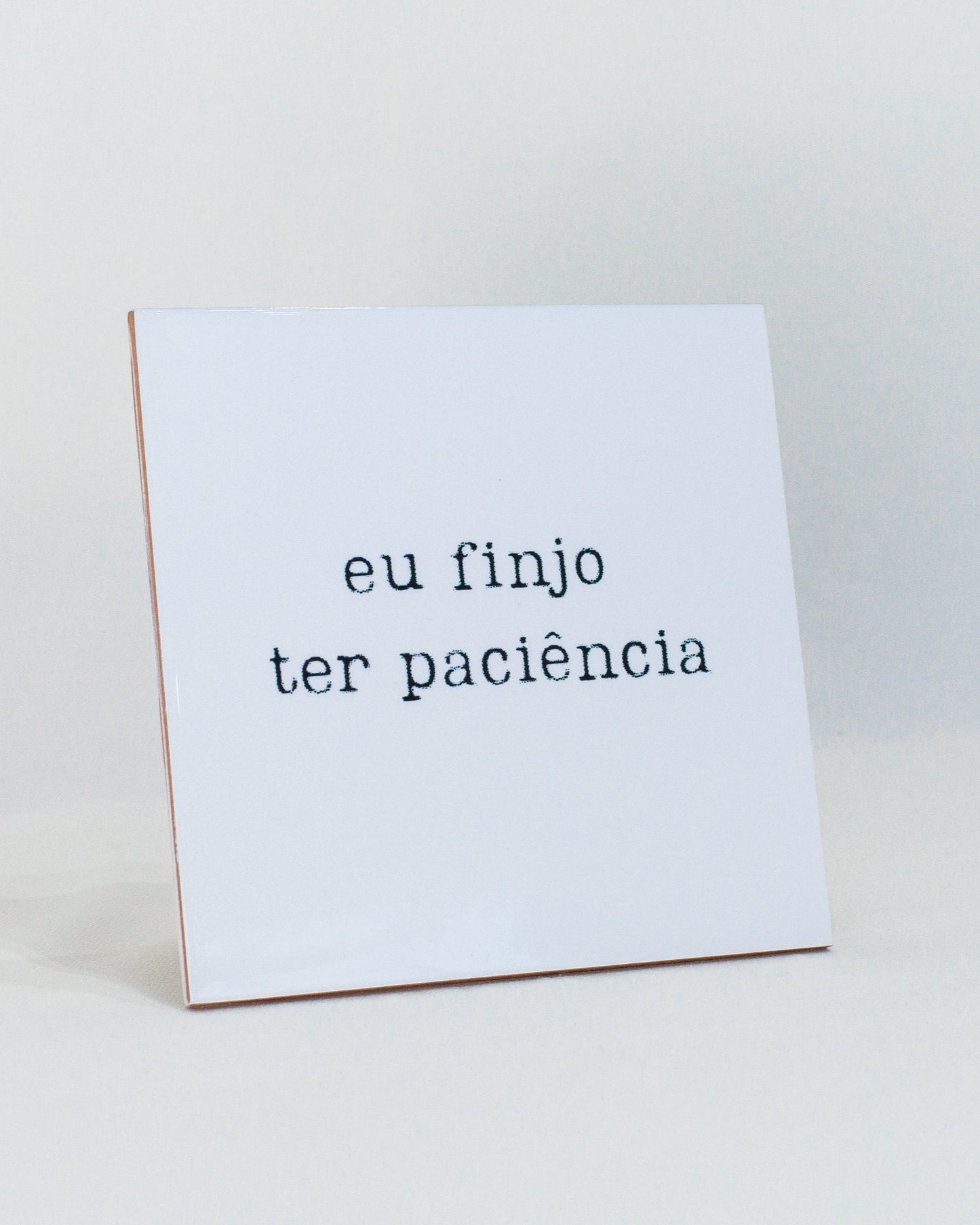 Azulejo decorativo 'eu finjo ter paciência'