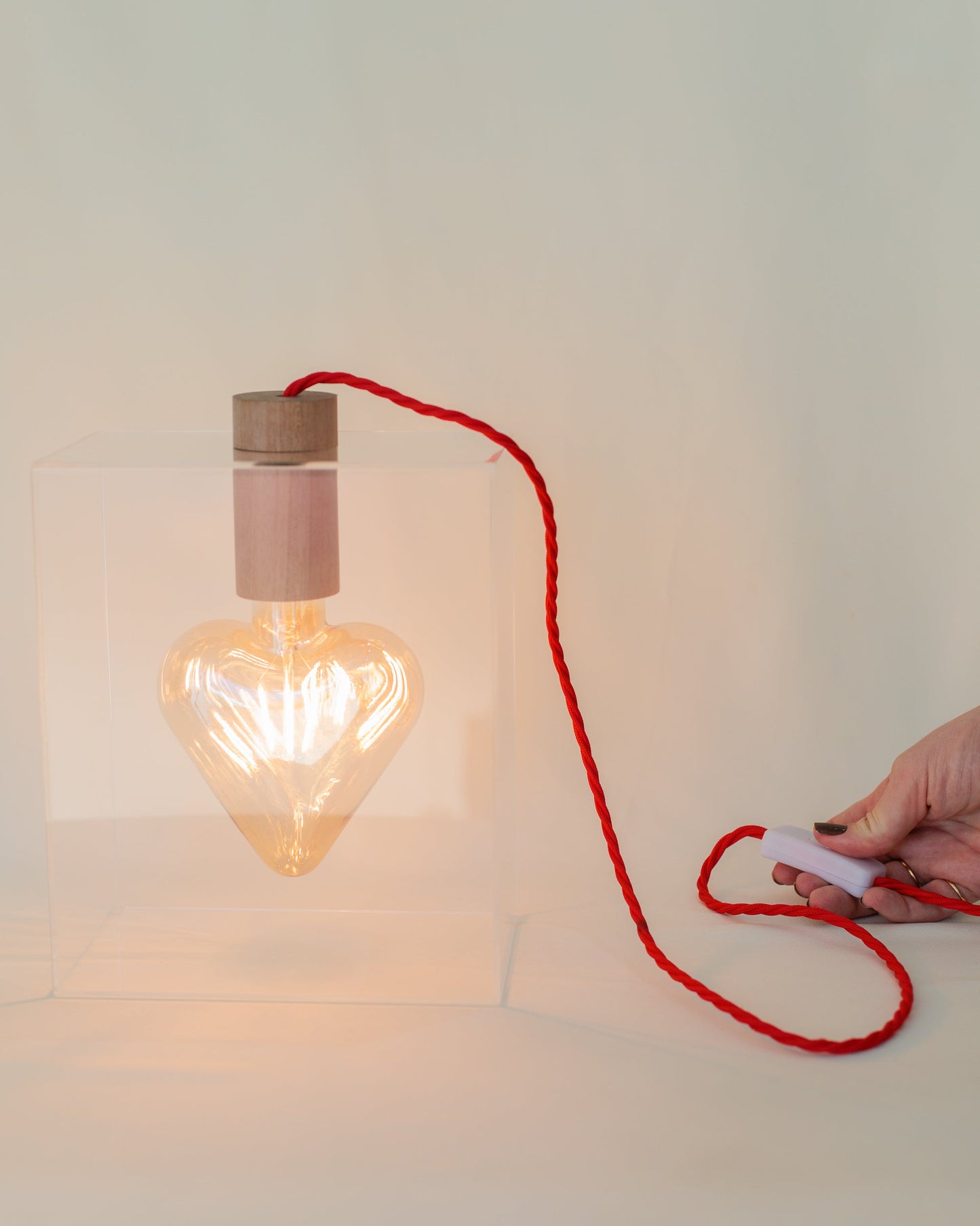 Luminária Coração Apertado (fio vermelho)