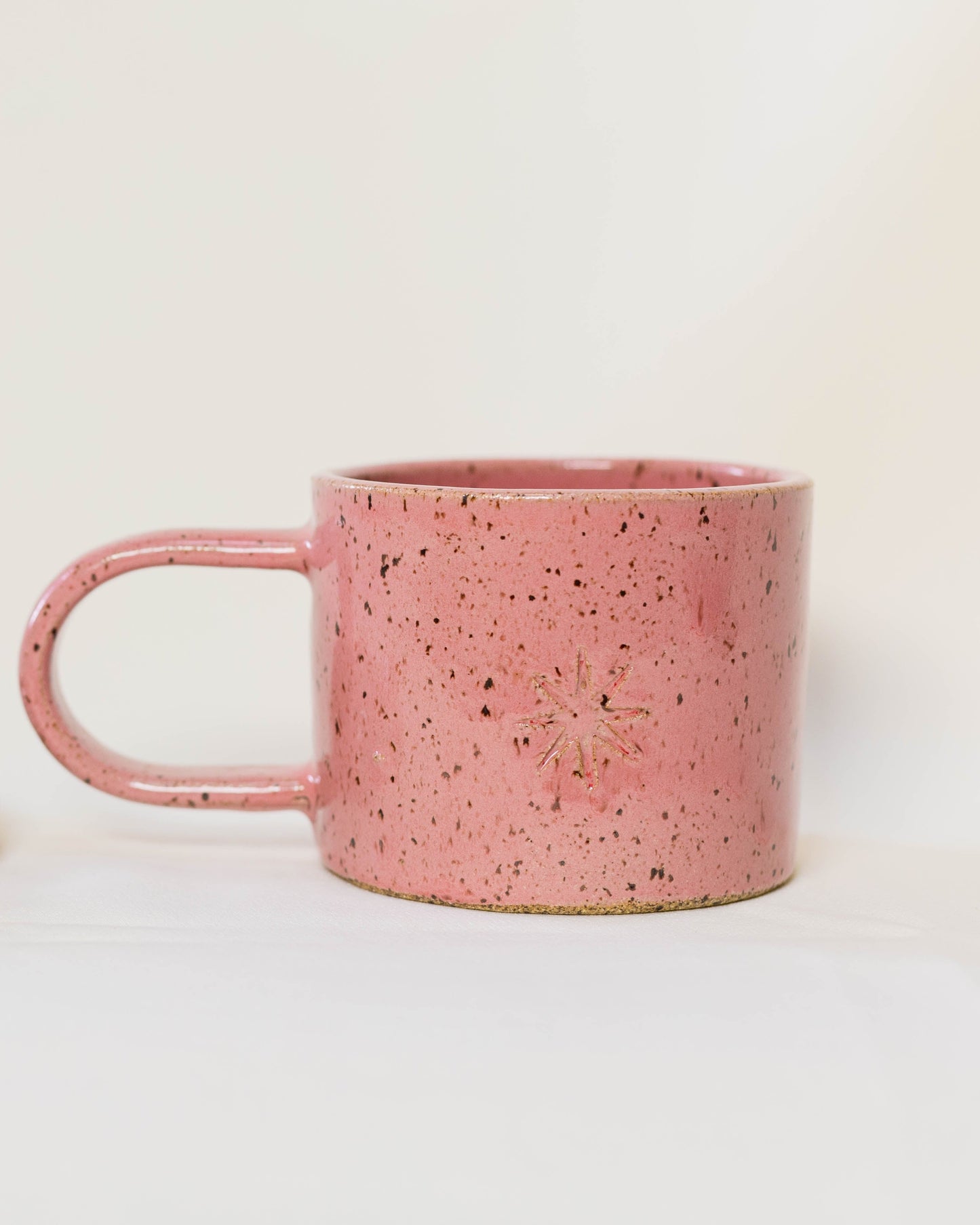 Caneca Alça em Cerâmica Esmaltada