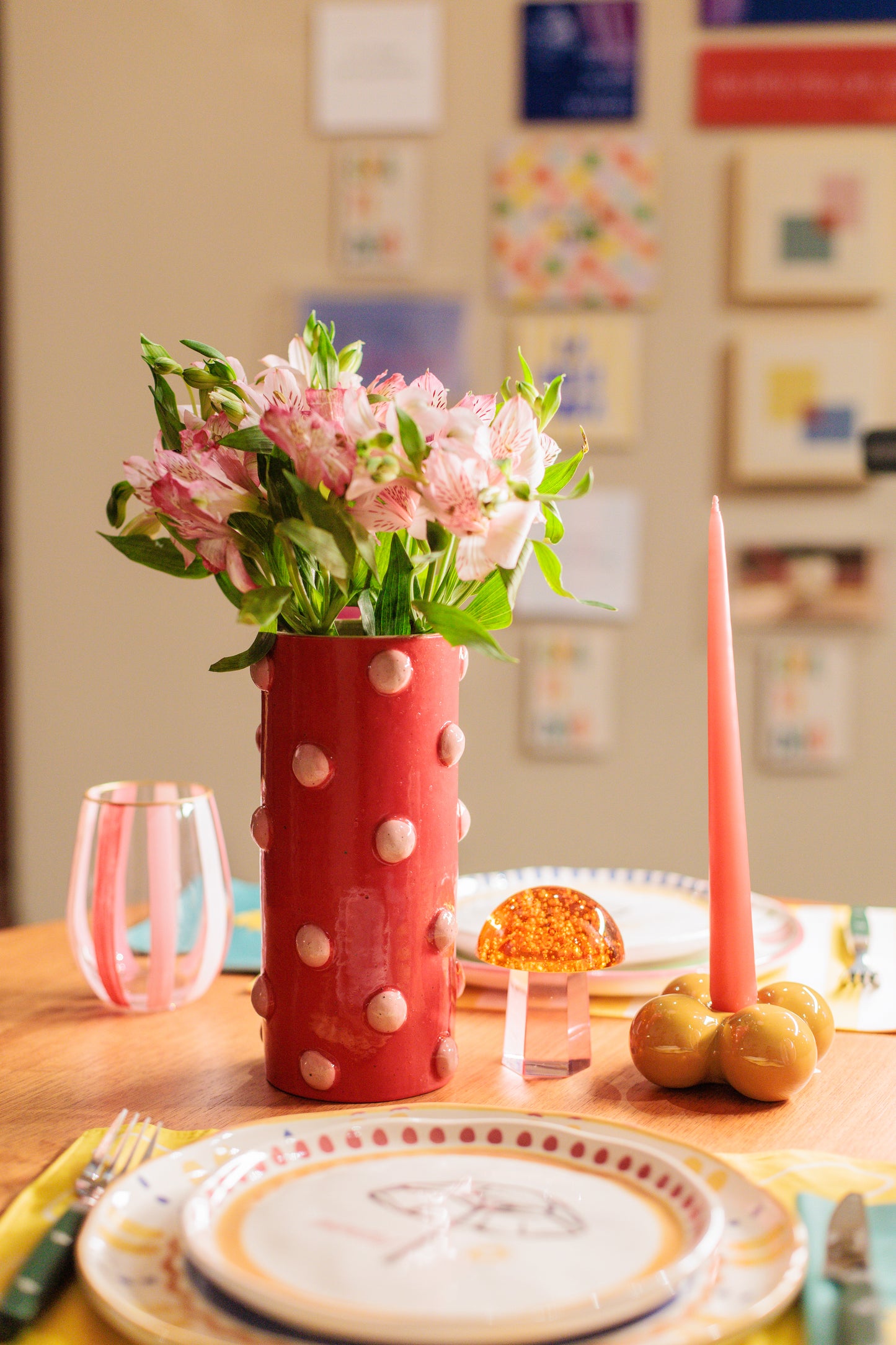 Vaso Curiosa Vermelho com Bolas Rosa