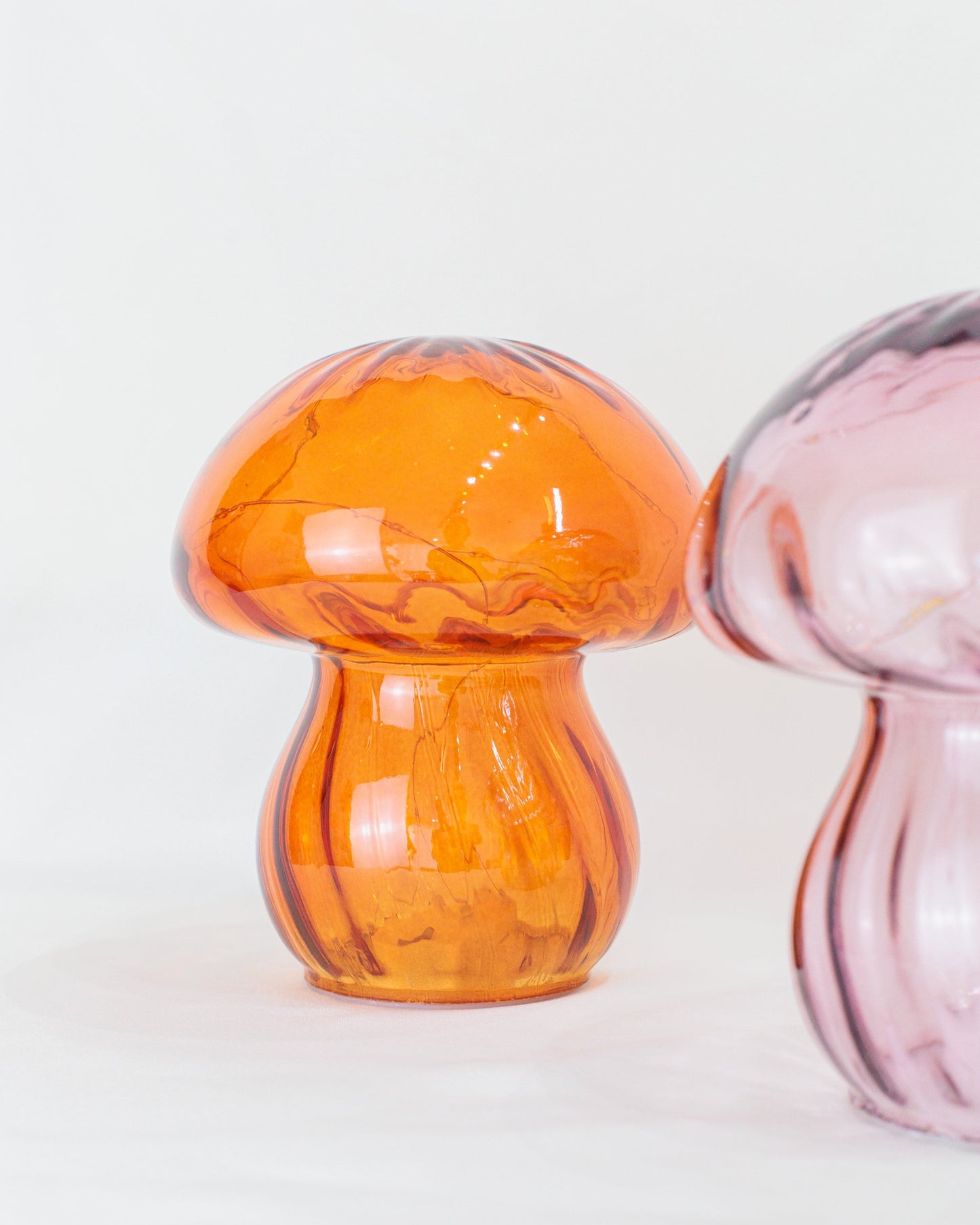 Luminária em formato de cogumelo na cor laranja