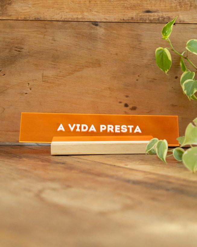 Placa em acrílico 'a vida presta'