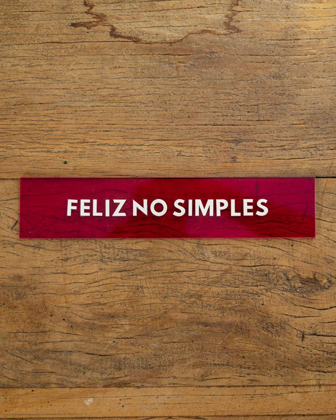 Placa em acrílico 'feliz no simples'