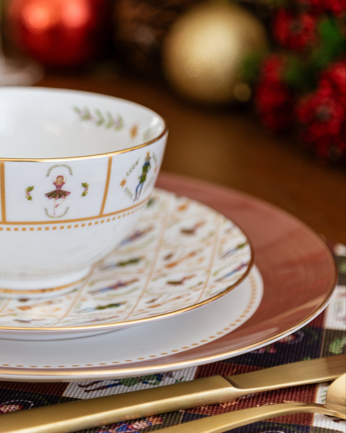 Prato Raso Xmas Ballet Vinho em Porcelana