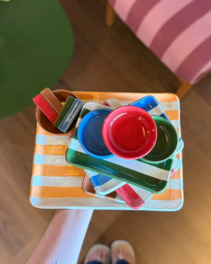 Conjunto de sushi listrado colorido em cerâmica