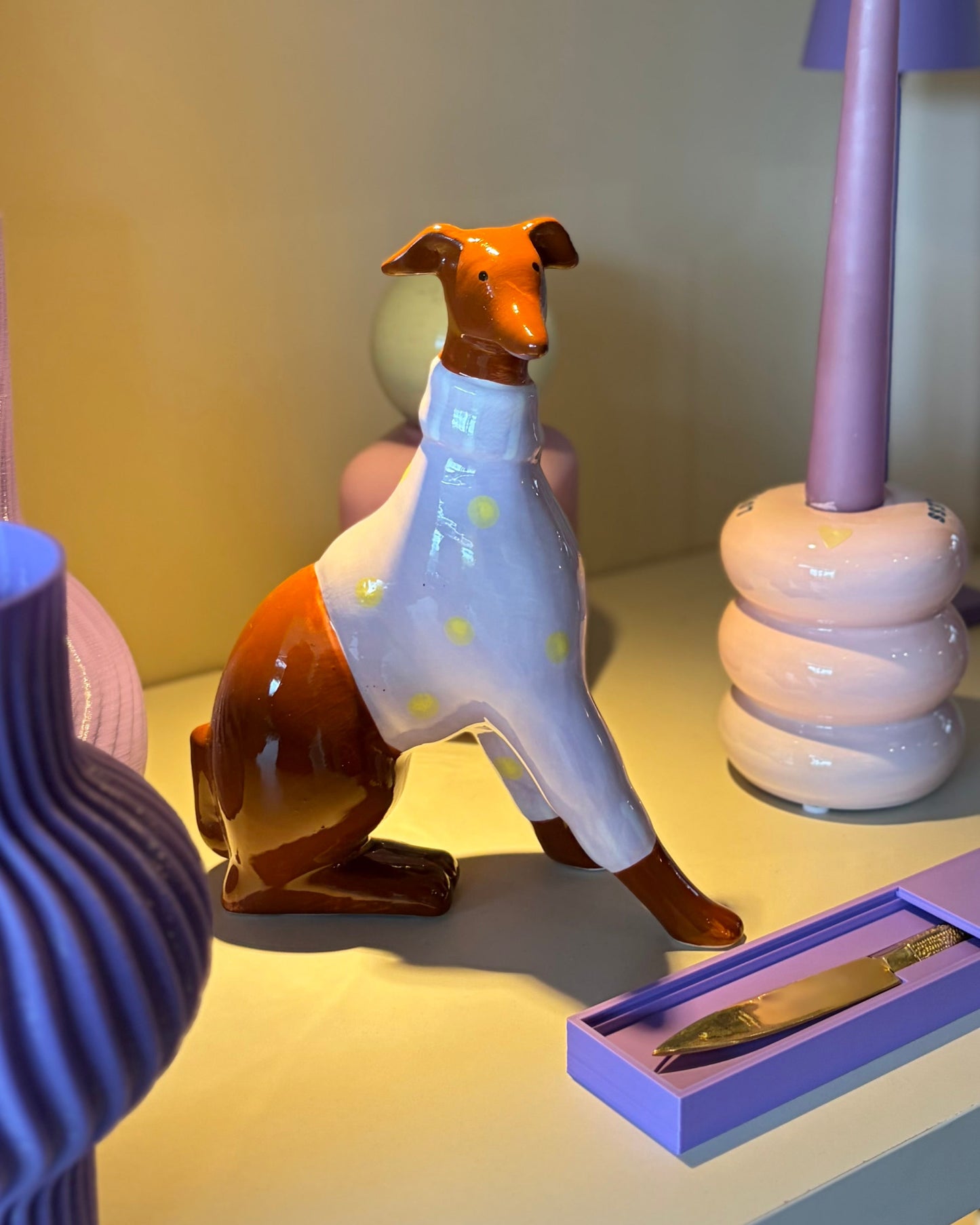 Cachorro Decorativo com Suéter Poá em Cerâmica