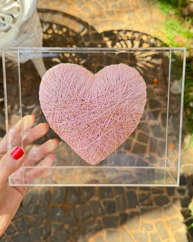 Escultura coração com fios de cobre na caixa de acrílico G