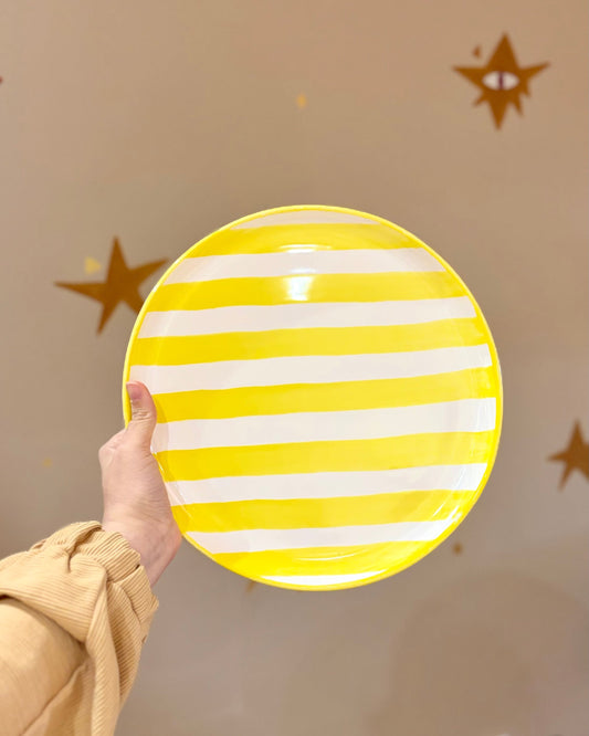 Prato liso grande com listras amarelo em cerâmica