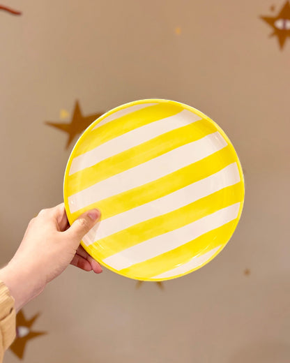 Prato liso pequeno com listras amarelo em cerâmica