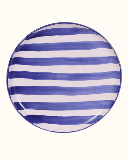 Prato liso grande com listras azul em cerâmica
