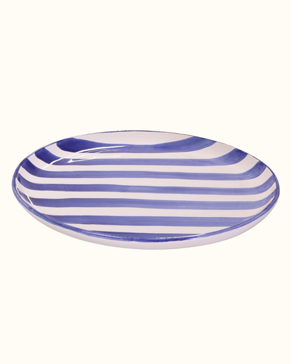 Prato liso grande com listras azul em cerâmica
