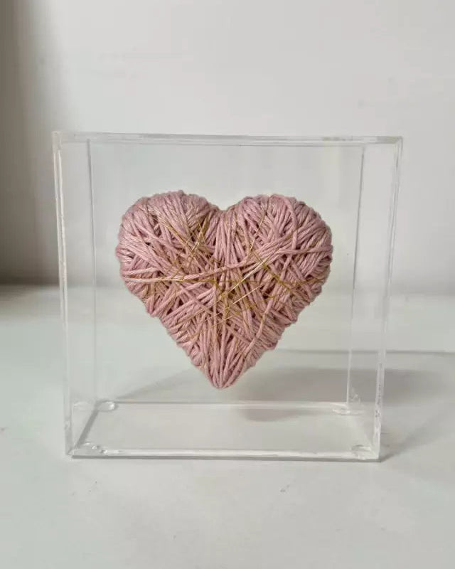 Escultura coração com fios de cobre na caixa de acrílico P