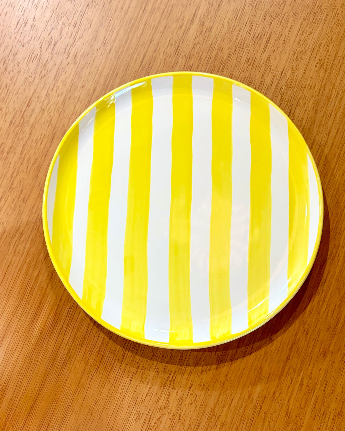 Prato liso grande com listras amarelo em cerâmica