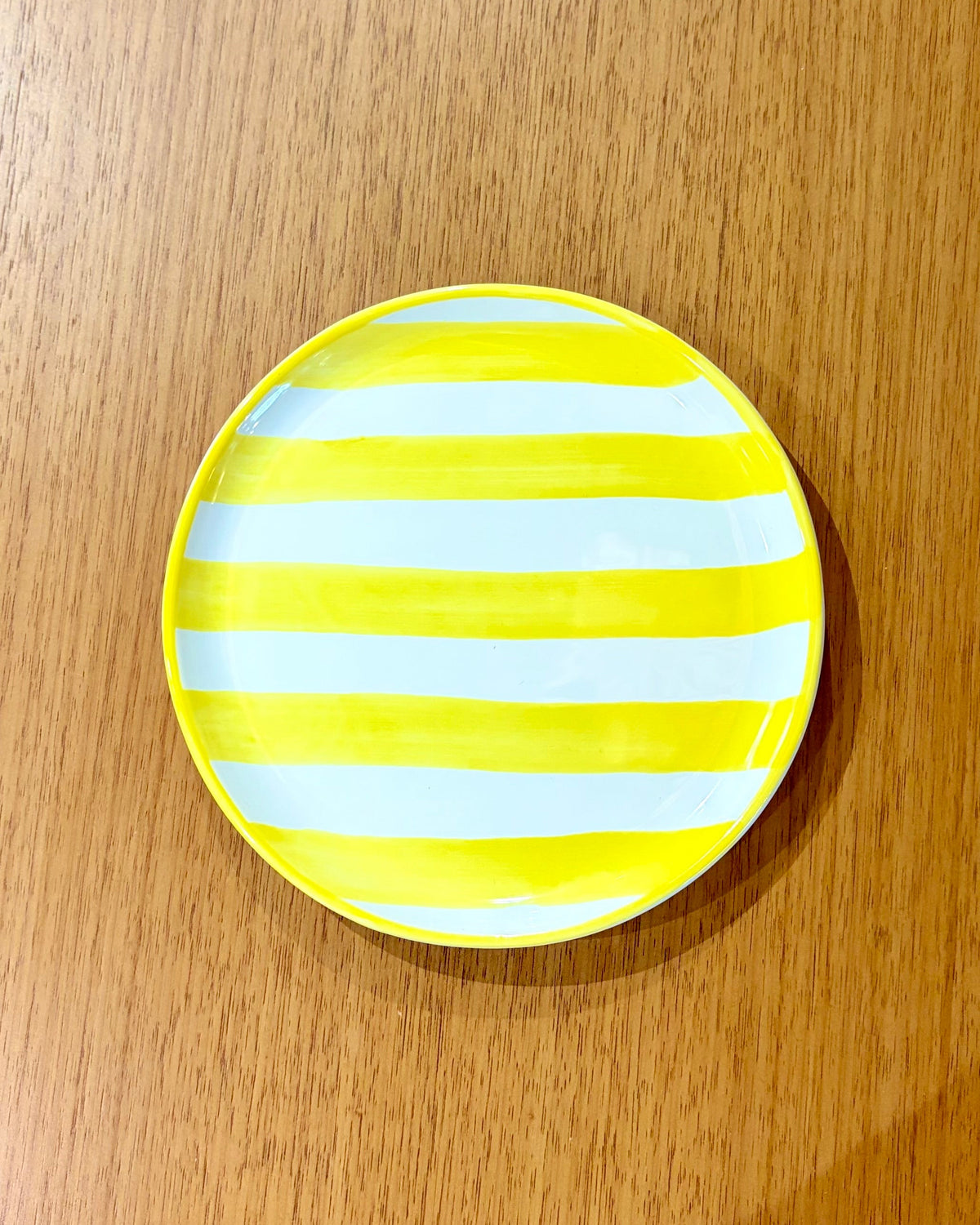 Prato liso pequeno com listras amarelo em cerâmica