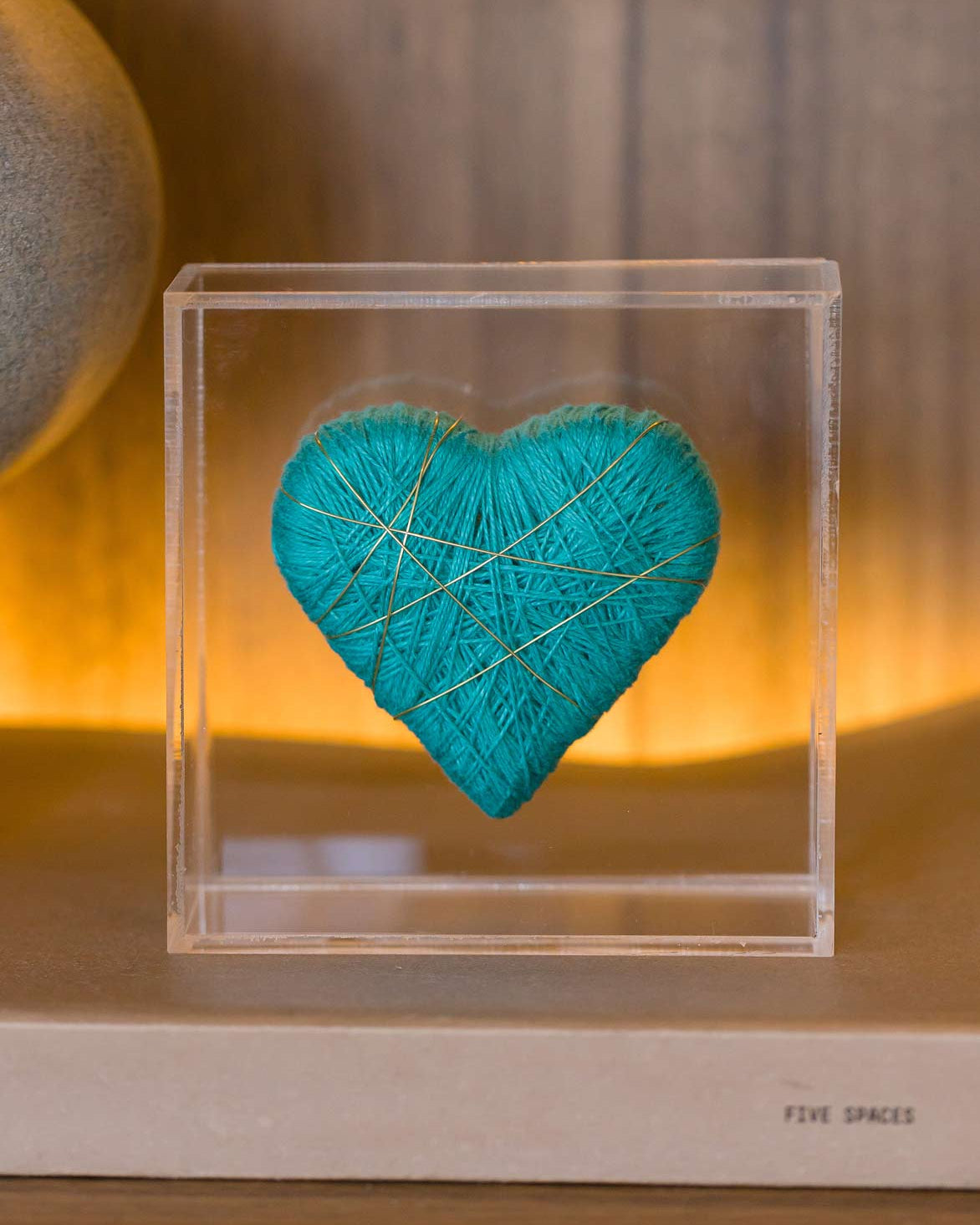 Escultura coração com fios de cobre na caixa de acrílico P