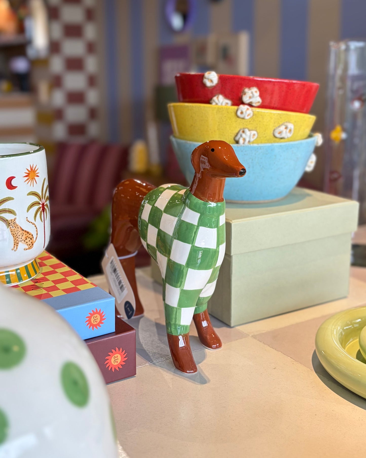 Cachorro Decorativo com Suéter Xadrez em Cerâmica