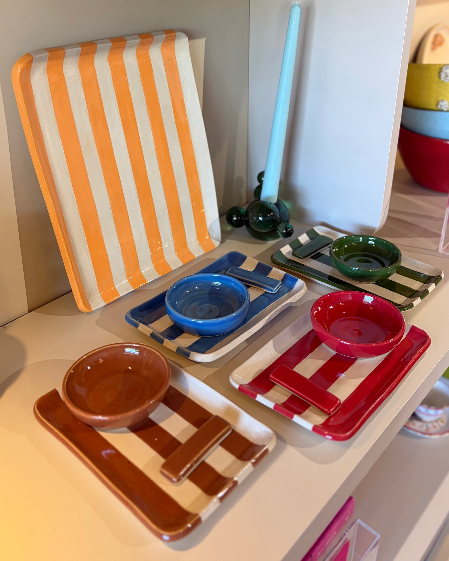 Conjunto de sushi listrado colorido em cerâmica