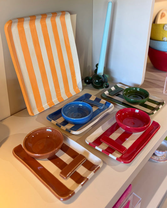 Conjunto de sushi listrado colorido em cerâmica