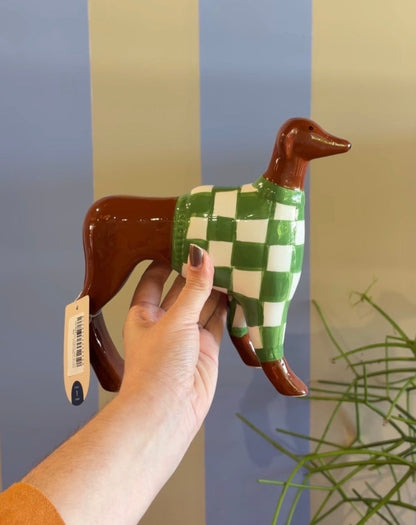 Cachorro Decorativo com Suéter Xadrez em Cerâmica