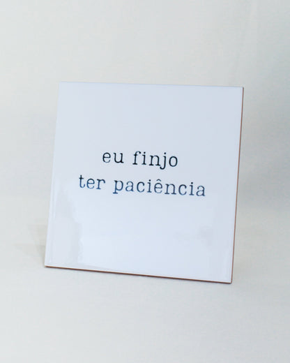 Azulejo decorativo 'eu finjo ter paciência'