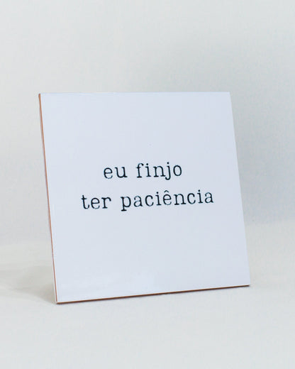Azulejo decorativo 'eu finjo ter paciência'