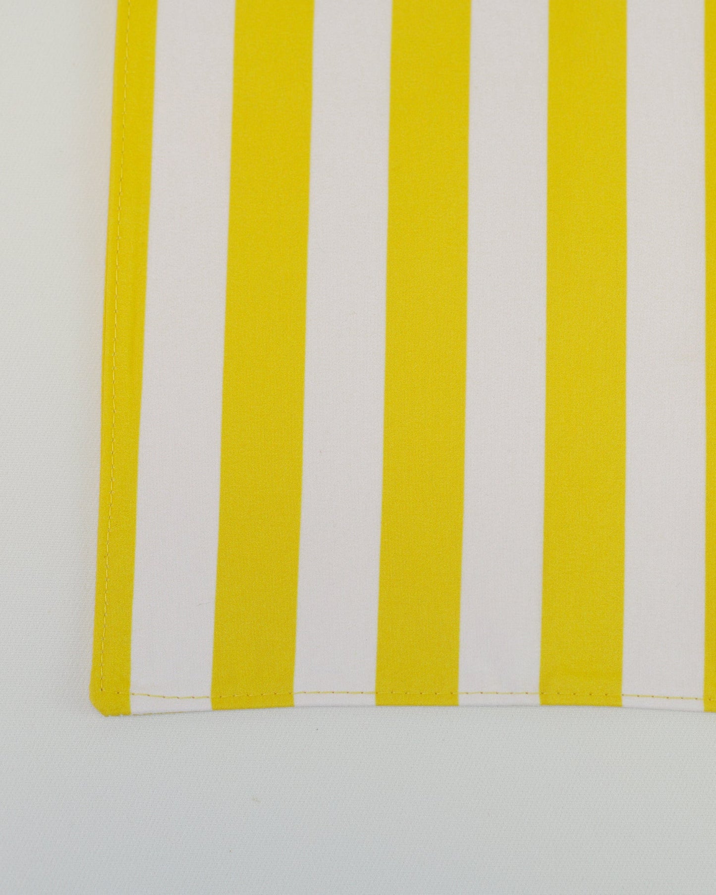 Lugar americano amarelo duas faces