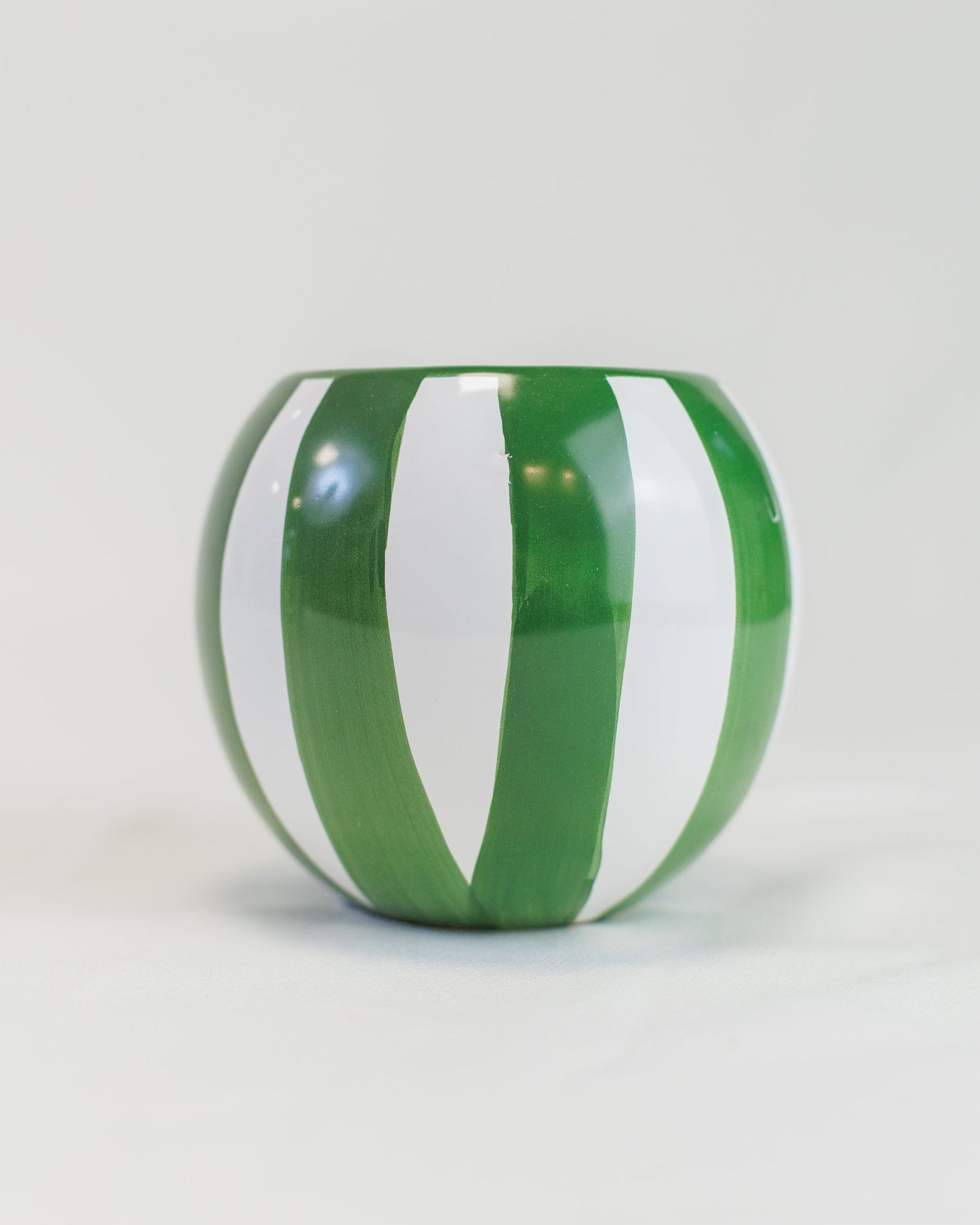 Vaso bola com listras verde em cerâmica