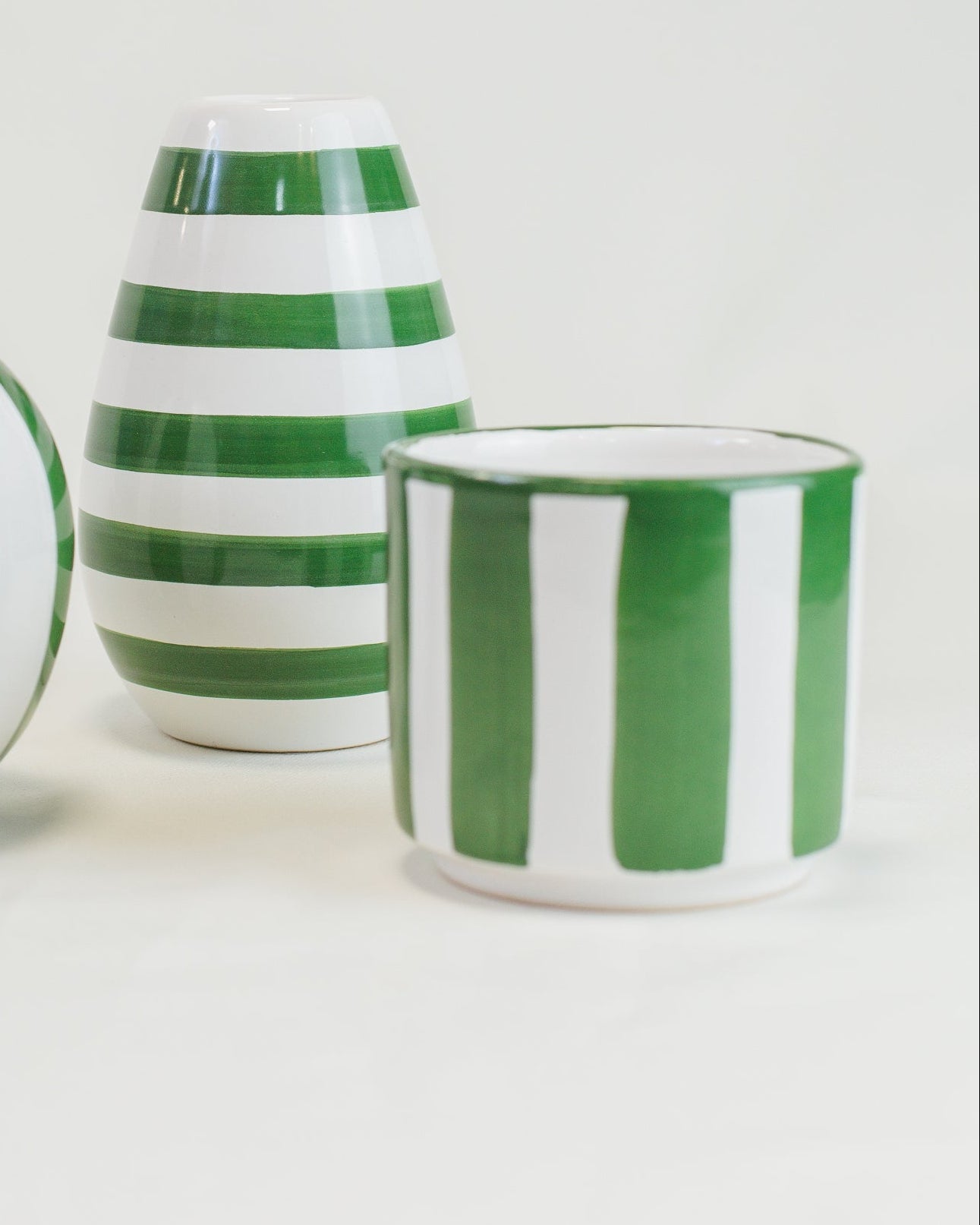 Cachepô com listras verde em cerâmica
