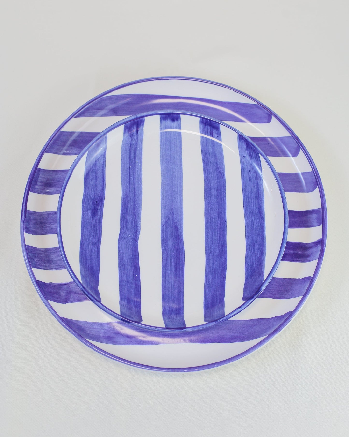 Prato liso pequeno com listras azul em cerâmica