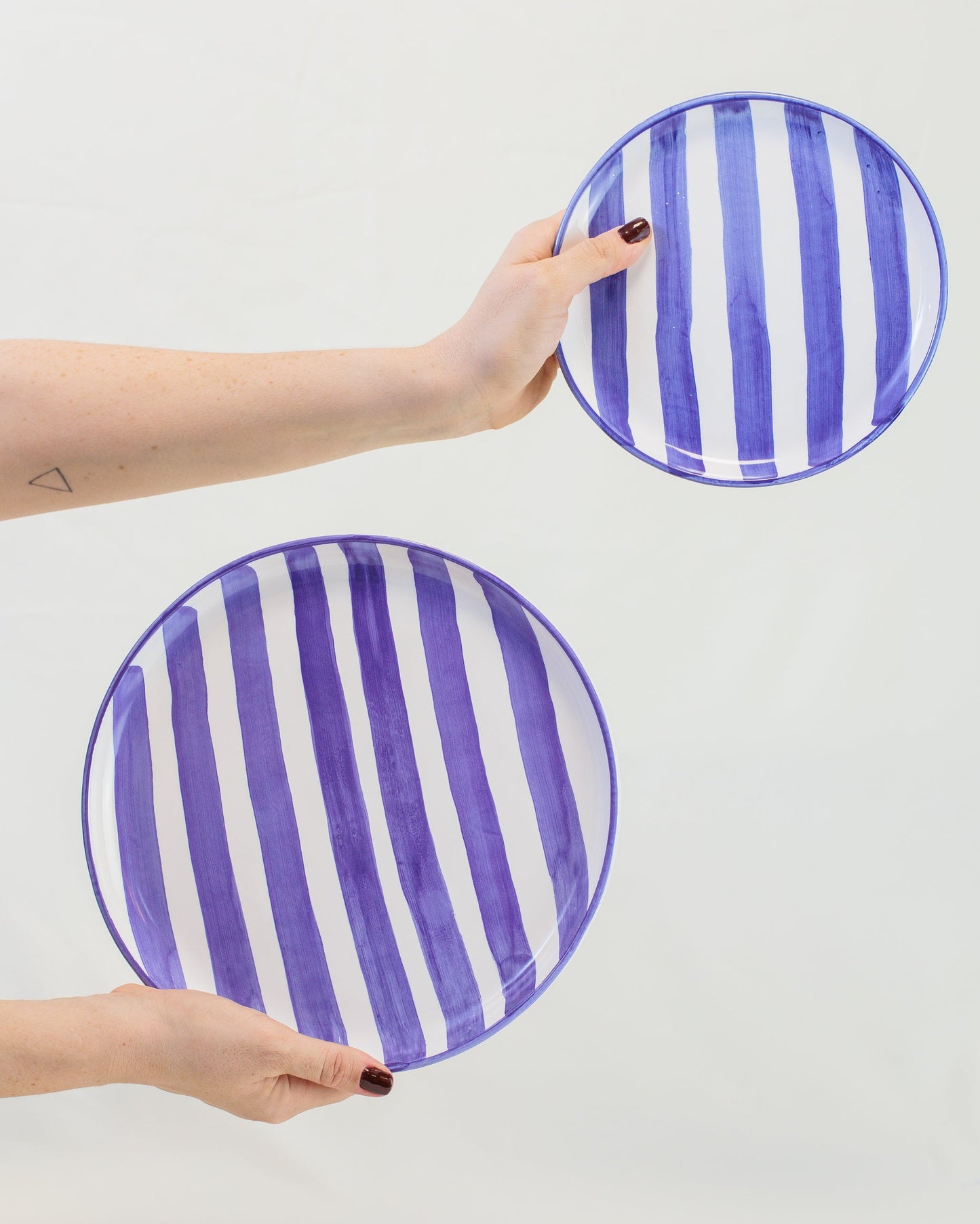 Prato liso pequeno com listras azul em cerâmica