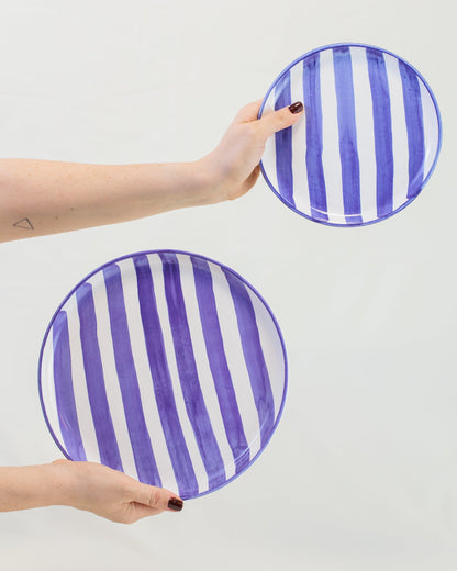 Prato liso pequeno com listras azul em cerâmica