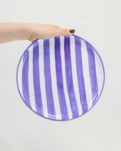 Prato liso grande com listras azul em cerâmica