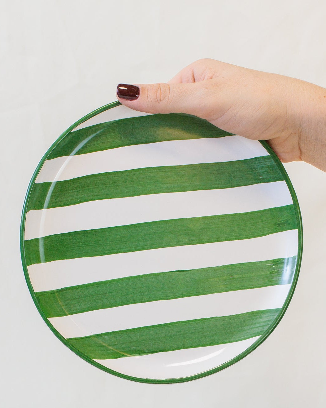 Prato liso pequeno com listras verde em cerâmica