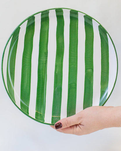 Prato liso grande com listras verde em cerâmica