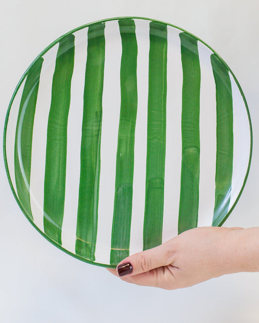 Prato liso grande com listras verde em cerâmica