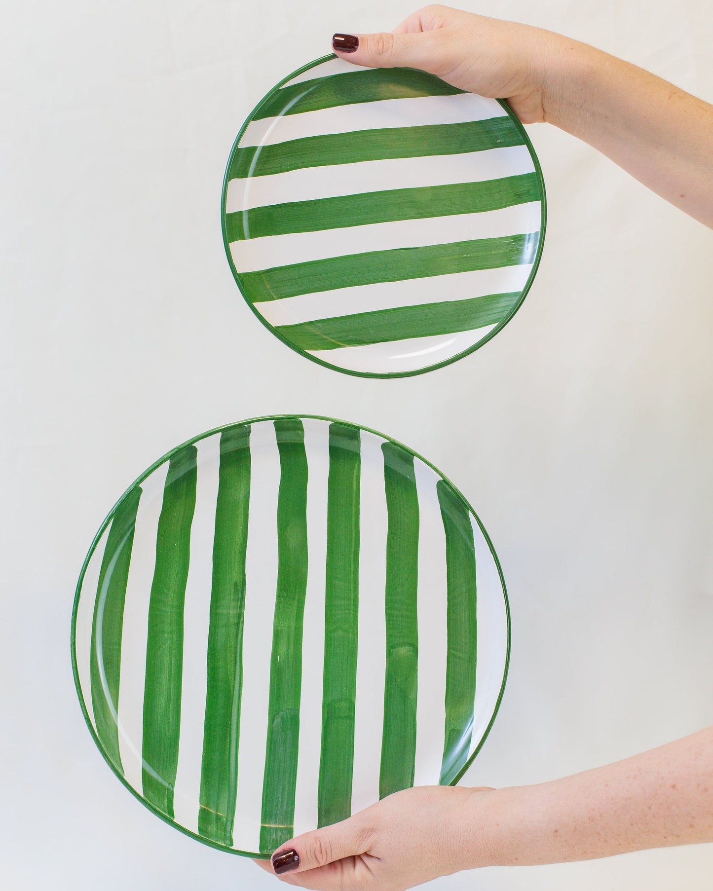 Prato liso pequeno com listras verde em cerâmica