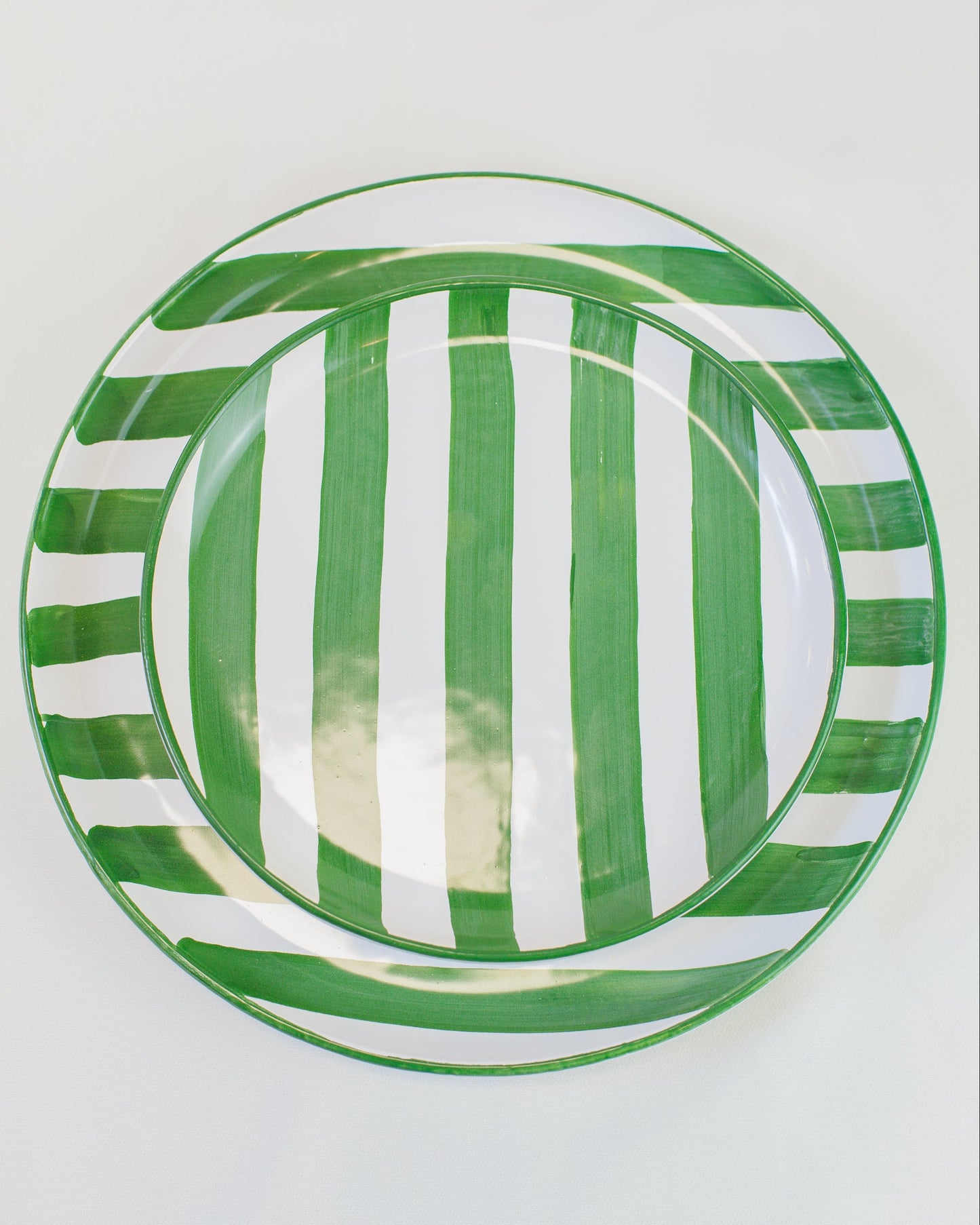 Prato liso pequeno com listras verde em cerâmica