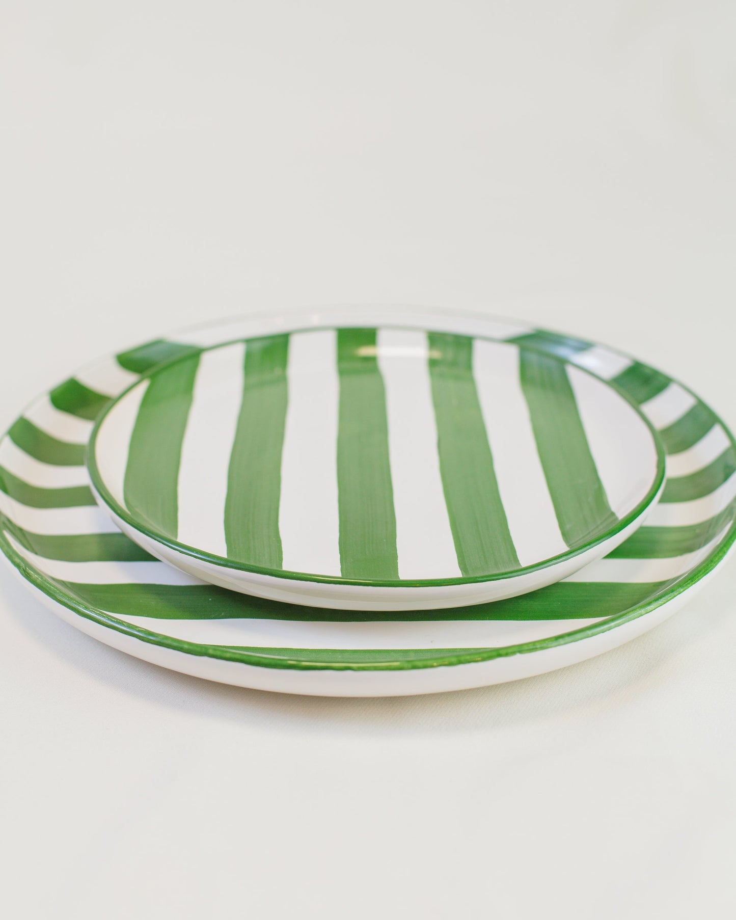 Prato liso grande com listras verde em cerâmica