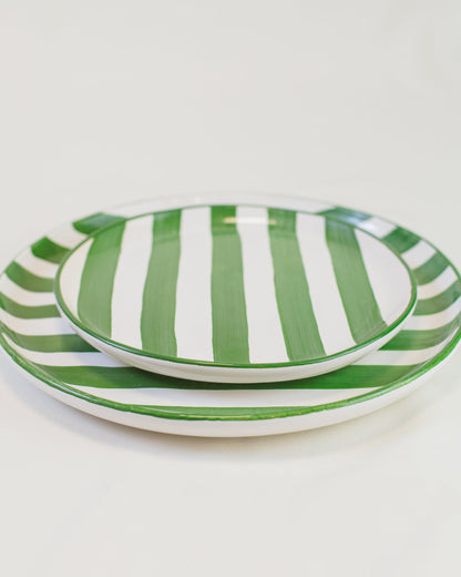 Prato liso grande com listras verde em cerâmica