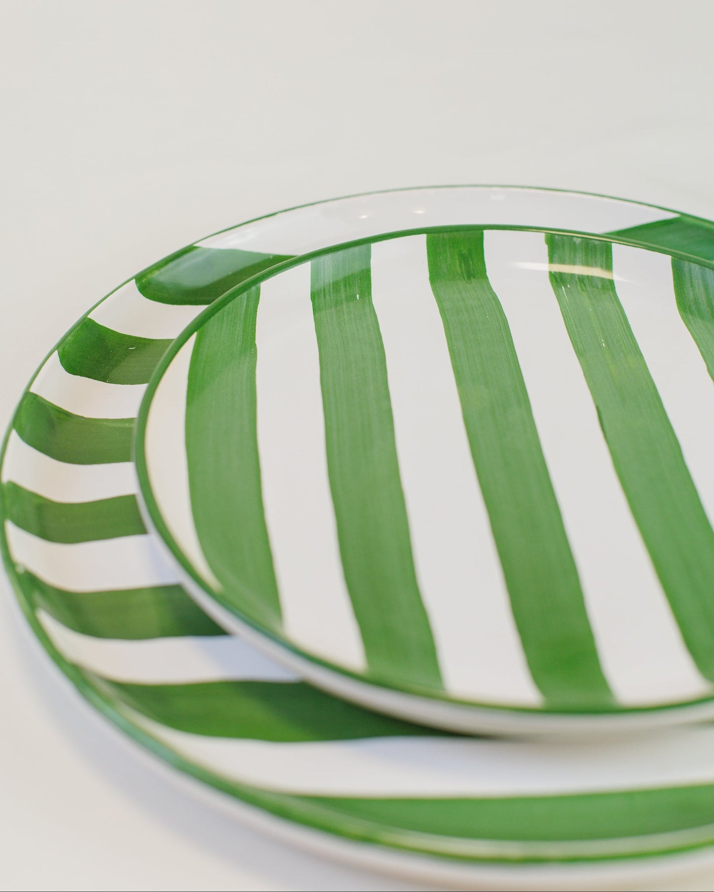 Prato liso pequeno com listras verde em cerâmica