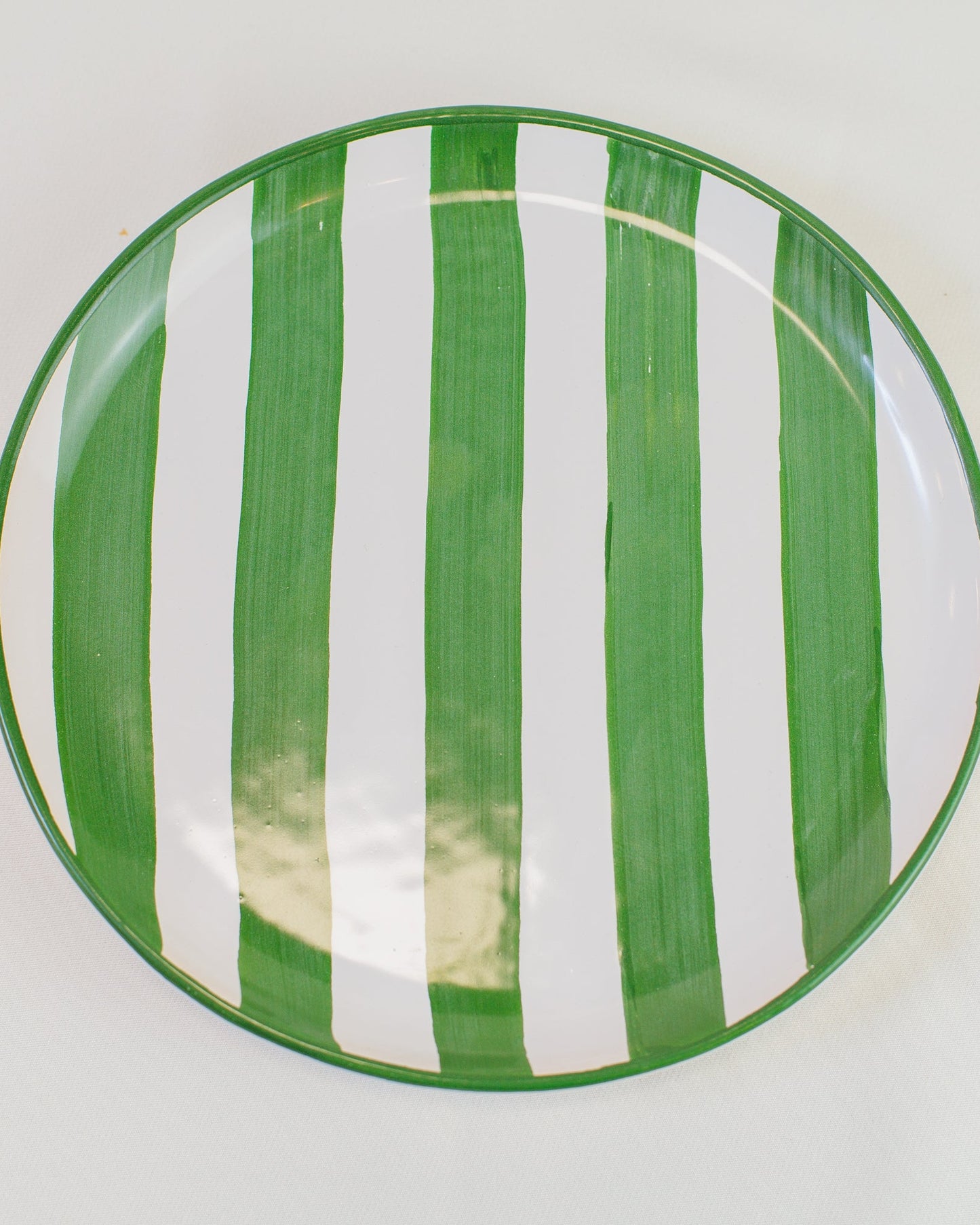 Prato liso pequeno com listras verde em cerâmica