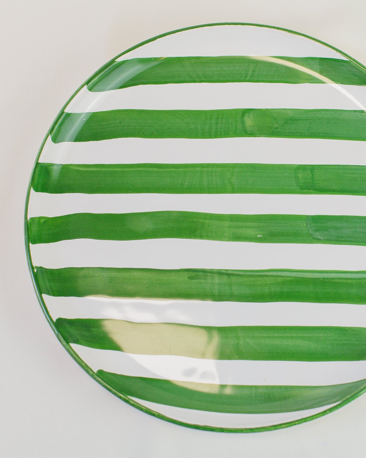 Prato liso grande com listras verde em cerâmica