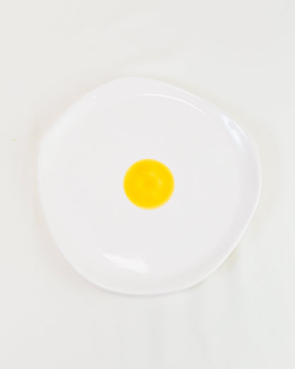 Prato orgânico ovo em cerâmica