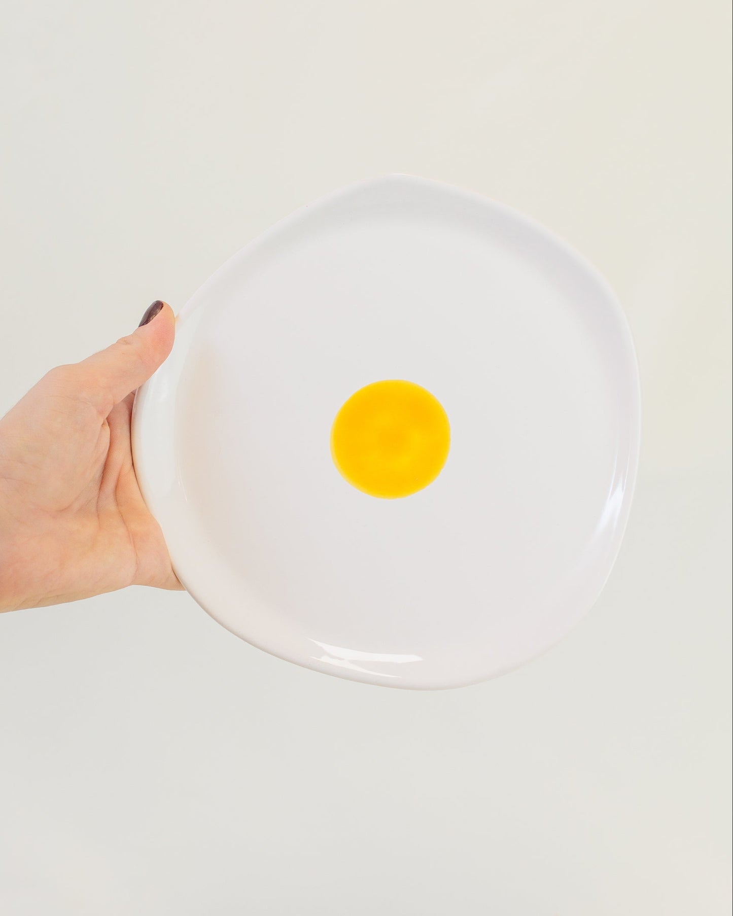 Prato orgânico ovo em cerâmica