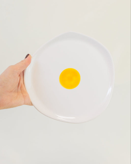 Prato orgânico ovo em cerâmica