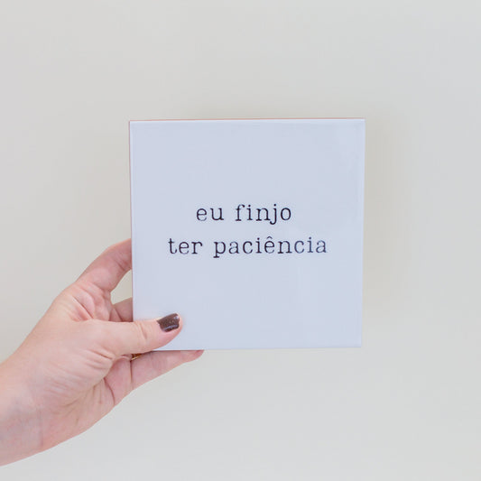Azulejo decorativo 'eu finjo ter paciência'