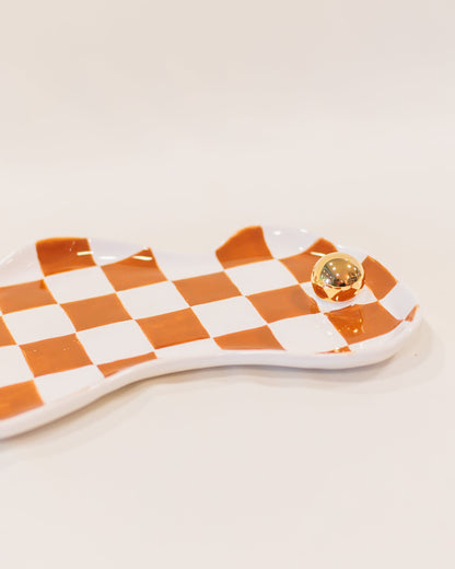 Bandeja Orgânica Xadrez Ocre em Cerâmica